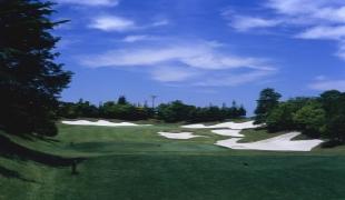 右にバンカーが並ぶNo.2 | こだま神川カントリークラブ