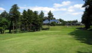 一番ホールからクラブハウス | 国際レディースゴルフ倶楽部